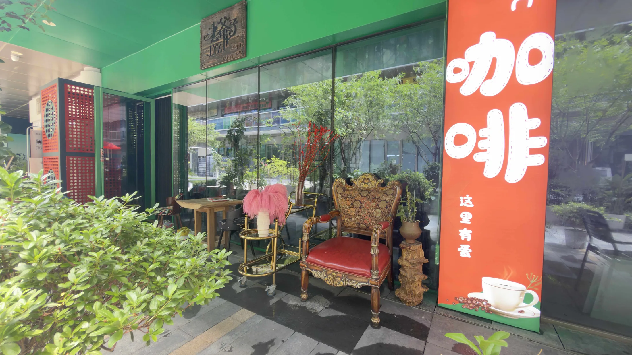北纬23℃咖啡馆门前的绿色外墙与红色咖啡招牌