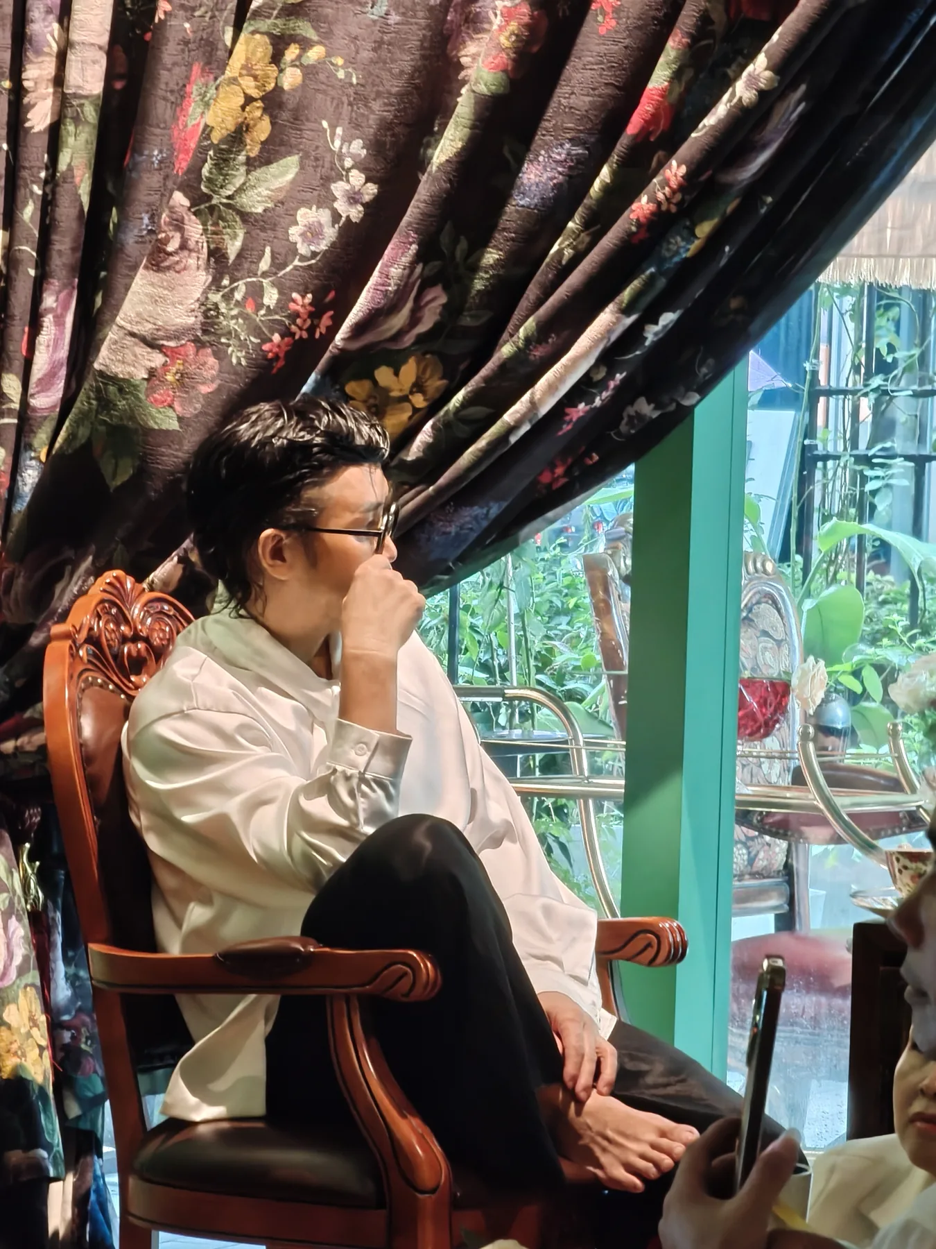老爷子在咖啡馆靠窗的座位上休息