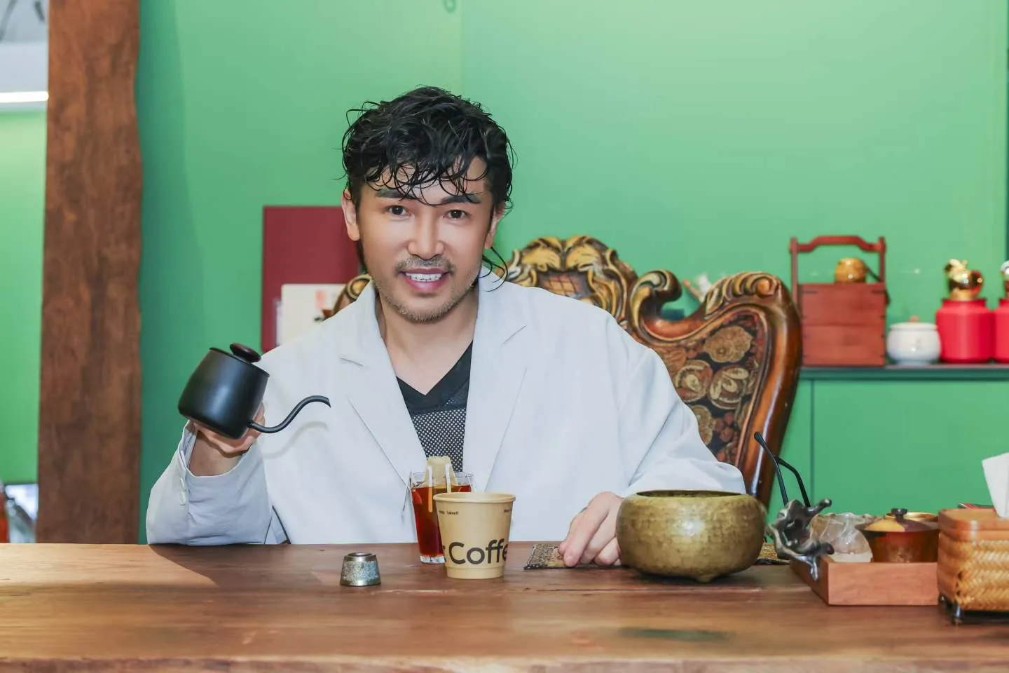 老爷子在北纬23℃咖啡馆的桌前准备咖啡